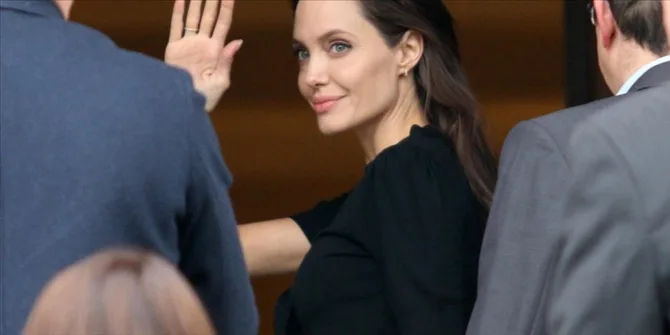 Η Angelina Jolie χαιρετάει το πλήθος.