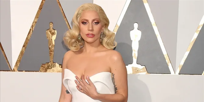 Η Lady Gaga με λευκό φόρεμα στα βραβεία Όσκαρ.