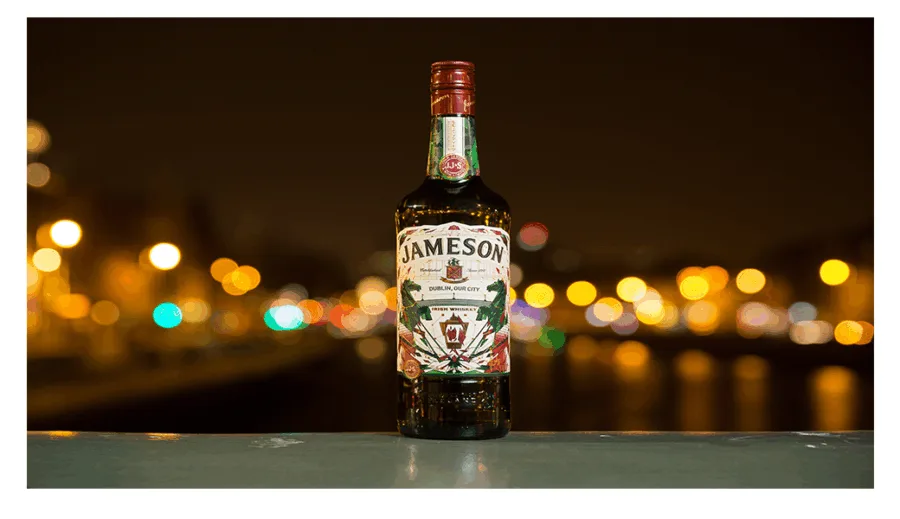 Συλλεκτική φιάλη Jameson Irish Whiskey για την St. Patrick’s Day σε νυχτερινό φόντο.