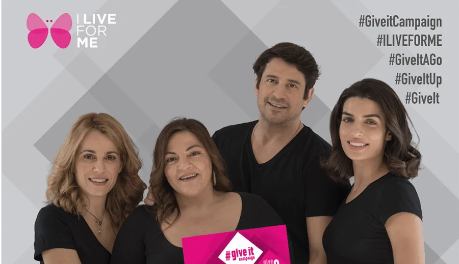 Τέσσερα άτομα ποζάρουν για την καμπάνια #GiveitCampaign του I LIVE FOR ME.