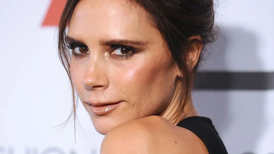 Κοντινό πορτρέτο της Victoria Beckham σε επίσημη εκδήλωση.