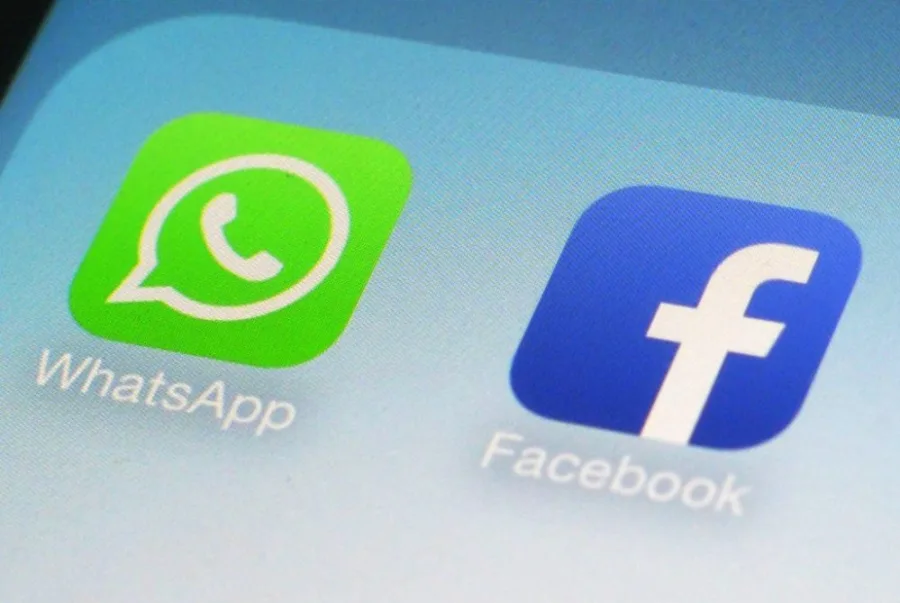 Εικονίδια των εφαρμογών WhatsApp και Facebook σε οθόνη κινητού.
