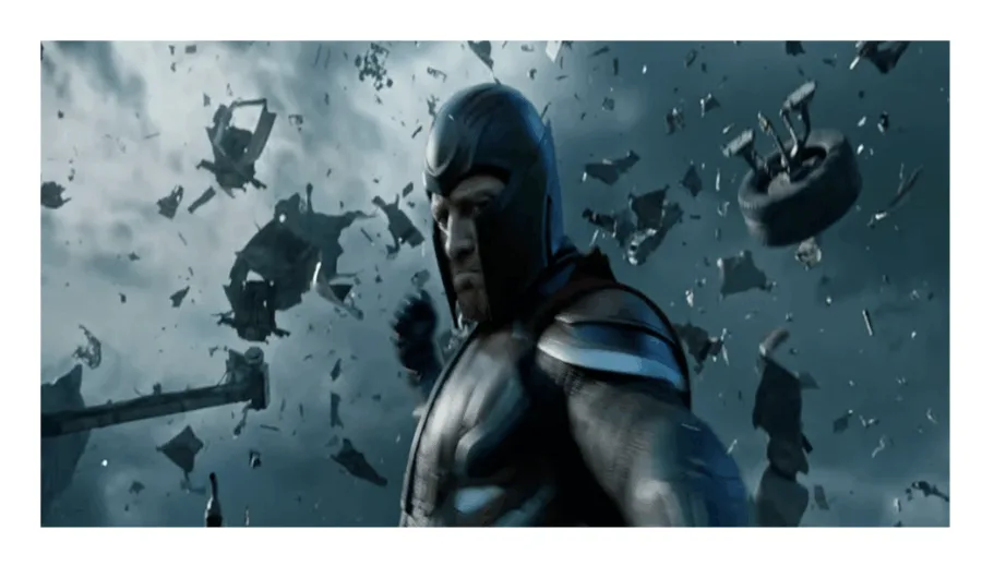 Ο Magneto με στολή και κράνος περιτριγυρισμένος από συντρίμμια στην ταινία X-Men: Apocalypse.