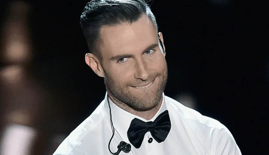 Ο Adam Levine με λευκό πουκάμισο και μαύρο παπιγιόν.