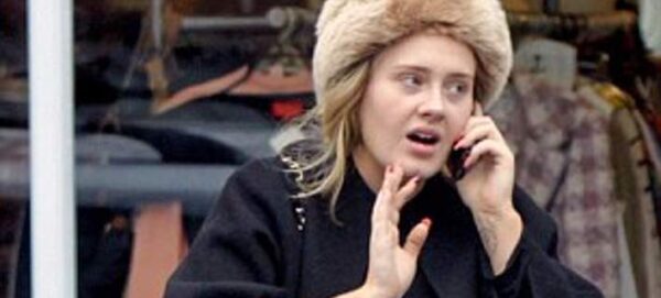 Η Adele εξηγεί γιατί δεν την κυνηγάνε οι παπαράτσι