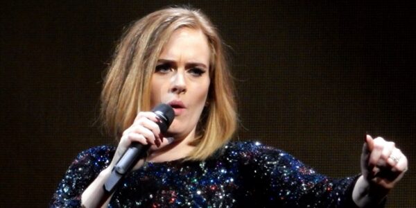Η Adele δε σταμάτησε να βρίζει στο Glastonbury! (Βίντεο)