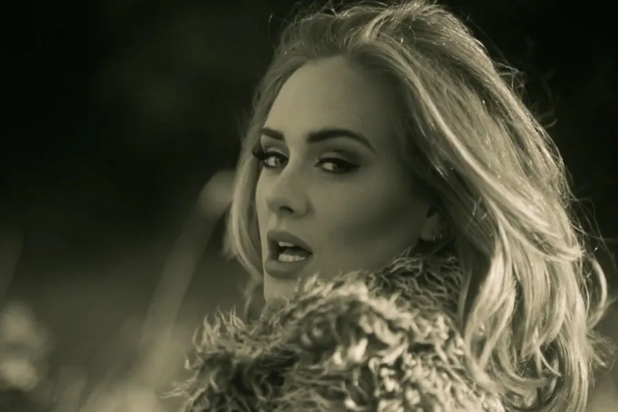 Κοντινό πλάνο της Adele με γούνινο παλτό σε ασπρόμαυρο φόντο.