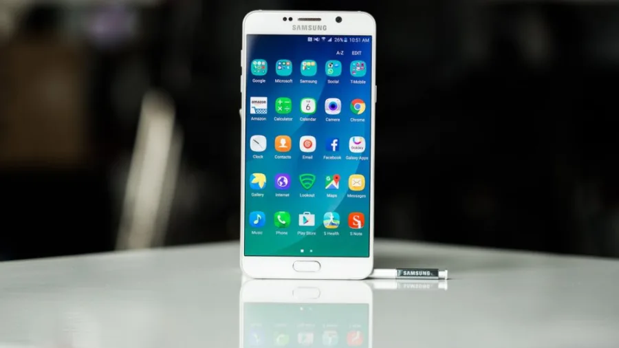 Λευκό smartphone Samsung Galaxy Note με την γραφίδα του σε λευκή επιφάνεια.