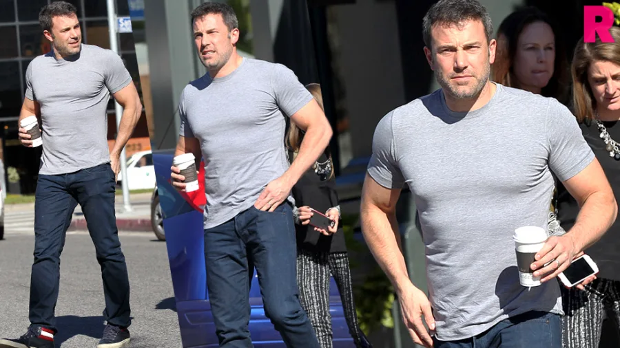 Ο Ben Affleck περπατά στο δρόμο κρατώντας καφέ.