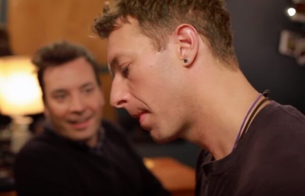 Ο Chris Martin των Coldplay και ο Jimmy Fallon διασκευάζουν David Bowie στο πιάνο και συγκινούν!