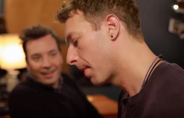 Ο Chris Martin και ο Jimmy Fallon σε πλάνο προφίλ.