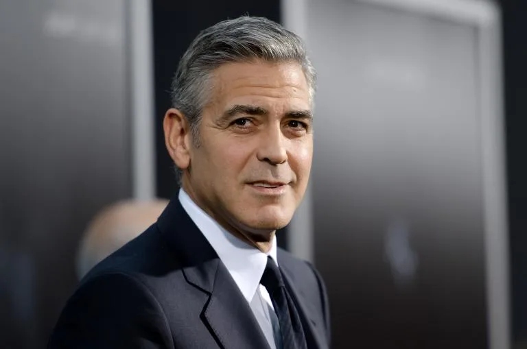 Ο George Clooney με κοστούμι σε πρεμιέρα