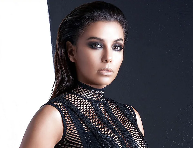 Η Eva Longoria με μαύρο διχτυωτό φόρεμα και έντονο μακιγιάζ στα μάτια.