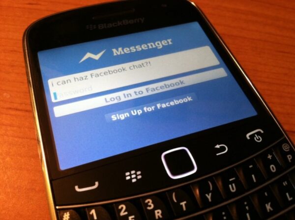 Τέλος το Facebook από τα smartphones με BlackBerry 10 και BBOS