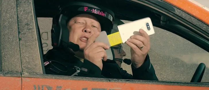 Άνδρας με κράνος T-Mobile κάνει unboxing του LG G5 μέσα σε αυτοκίνητο ράλι.