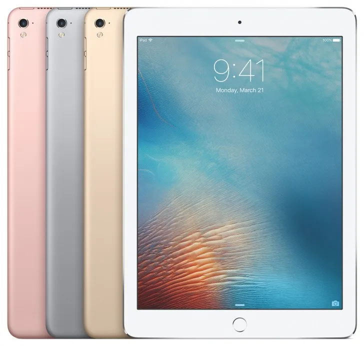 Τέσσερα Apple iPad Pro 9,7 ιντσών σε διαφορετικά χρώματα.