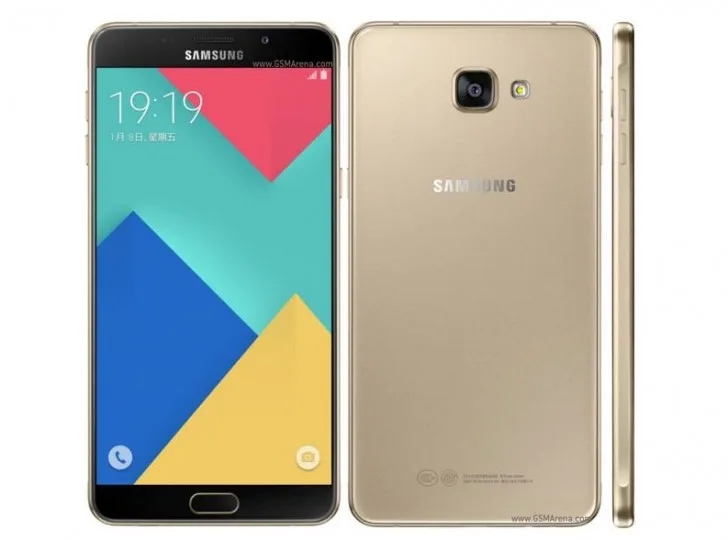 Το smartphone Samsung Galaxy A9 Pro σε χρυσό χρώμα από τρεις διαφορετικές γωνίες.