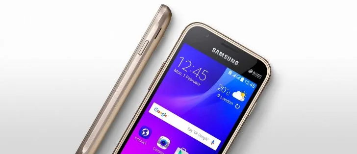 Το smartphone Samsung Galaxy J1 Mini σε χρυσό χρώμα.