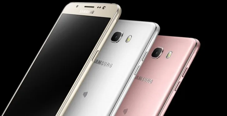 Τρία smartphone Samsung Galaxy J (2016) σε χρυσό, ασημί και ροζ χρώμα.