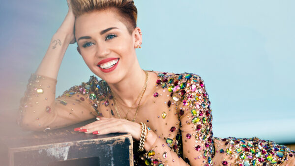 H Miley Cyrus ξανά Hannah Montana!