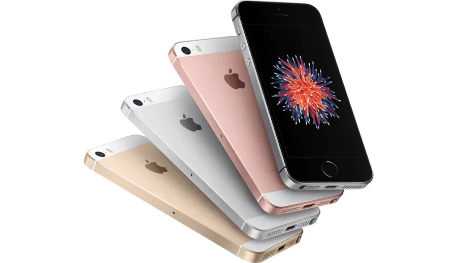 Τέσσερα iPhone SE σε διαφορετικά χρώματα
