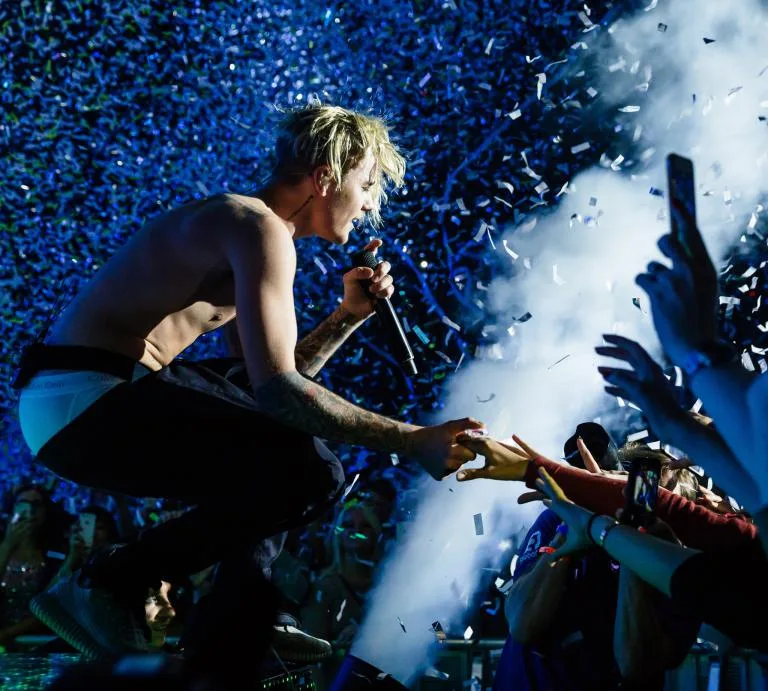 justin-bieber-jingle-bell-ball-2015-live1-768x691