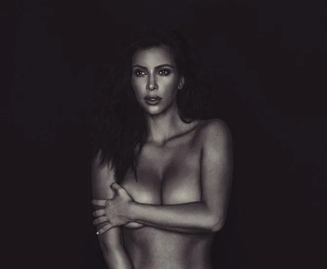 Ασπρόμαυρη καλλιτεχνική φωτογραφία της Kim Kardashian.