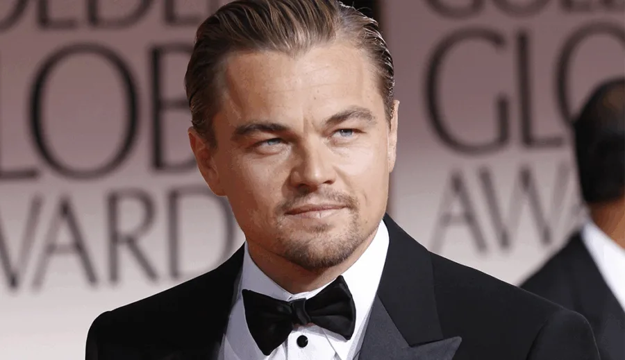 Ο Leonardo DiCaprio με σμόκιν και παπιγιόν στις Χρυσές Σφαίρες.