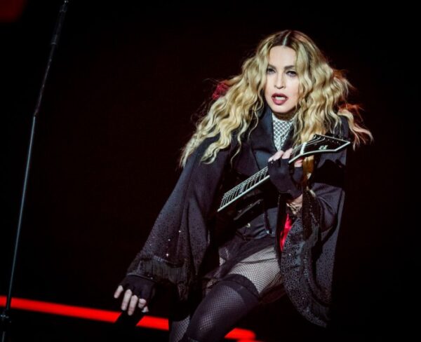 Η Madonna φτάνει με 3 ώρες καθυστέρηση στη συναυλία της και την λέει στους fans!