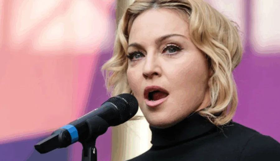 Η Madonna τραγουδάει σε μικρόφωνο