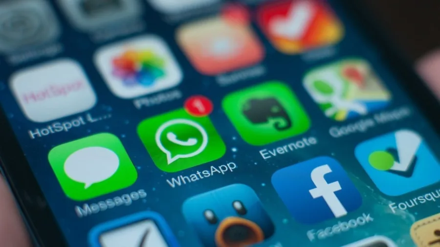 Κοντινό πλάνο οθόνης smartphone με το εικονίδιο της εφαρμογής WhatsApp και άλλων social media.