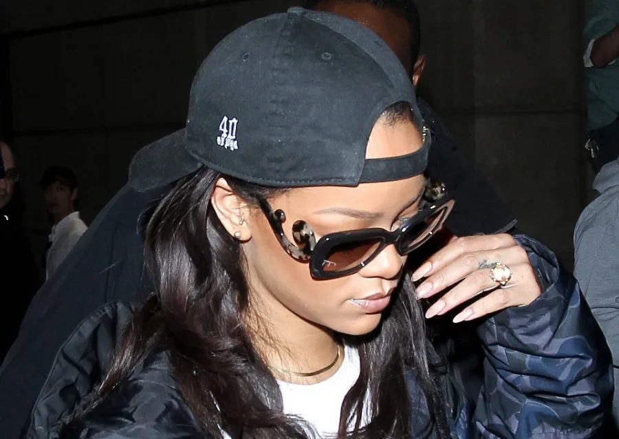 Η Rihanna στο αεροδρόμιο του Λος Άντζελες, η οποία έστειλε μήνυμα συμπαράστασης για τις επιθέσεις στις Βρυξέλλες.
