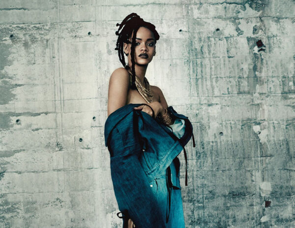 Η Rihanna είναι και πάλι εδώ: Μια Vogue φωτογράφιση με το στήθος ελάχιστα καλυμμένο!