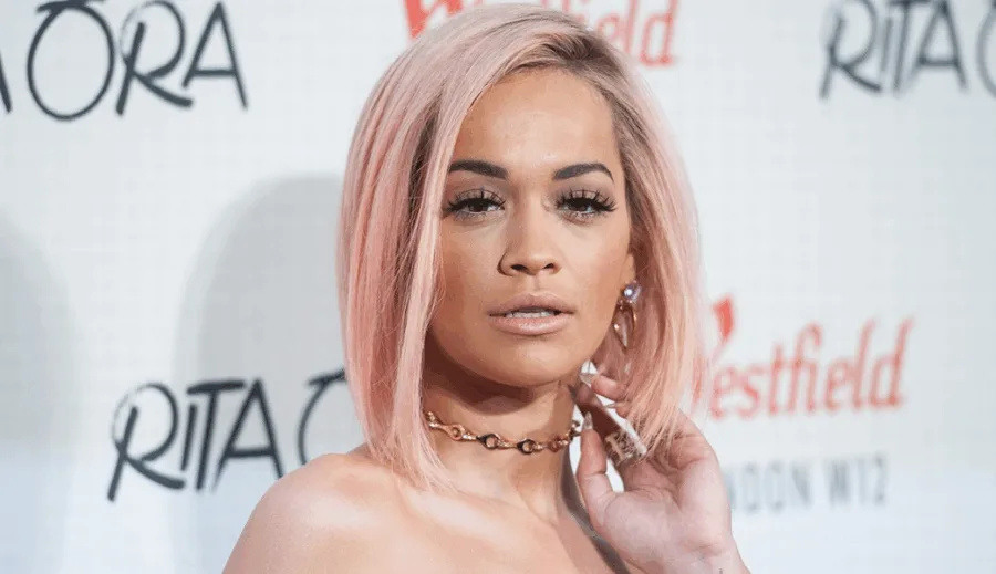 Η Rita Ora με κοντό ροζ μαλλί σε εκδήλωση