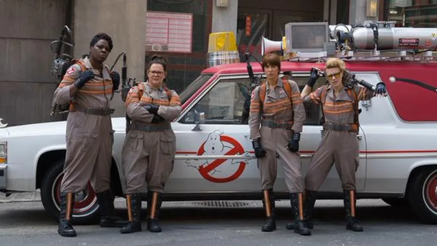 Οι πρωταγωνίστριες της ταινίας Ghostbusters μπροστά από το εμβληματικό αυτοκίνητο Ecto-1.