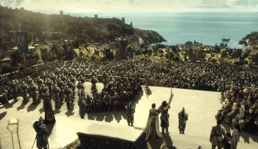 Σκηνή από την ταινία Warcraft με πλήθος κόσμου σε μια μεσαιωνική πόλη.
