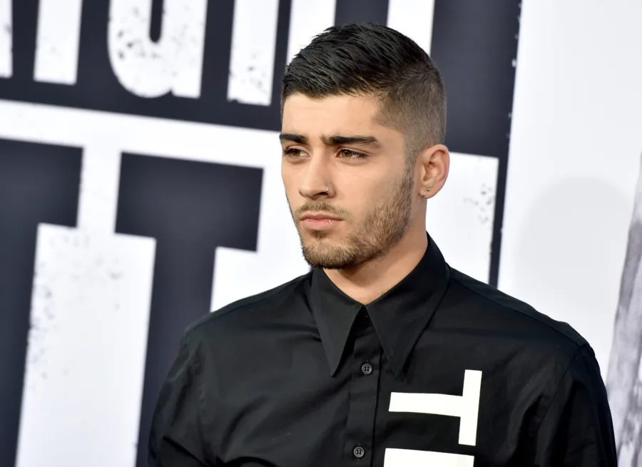 Ο Zayn Malik σε επίσημη εμφάνιση με μαύρο πουκάμισο.