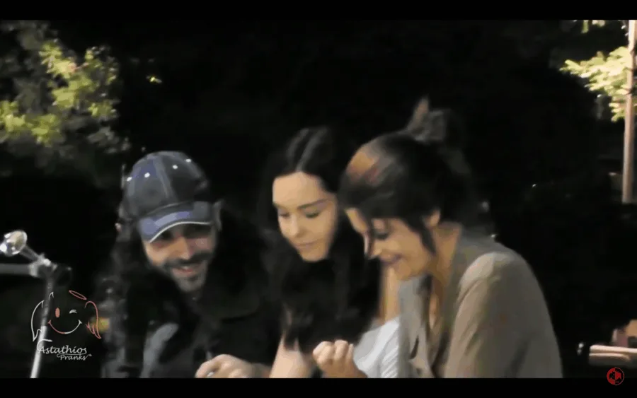 Ο Astathios σε εξωτερικό χώρο με δύο κοπέλες.