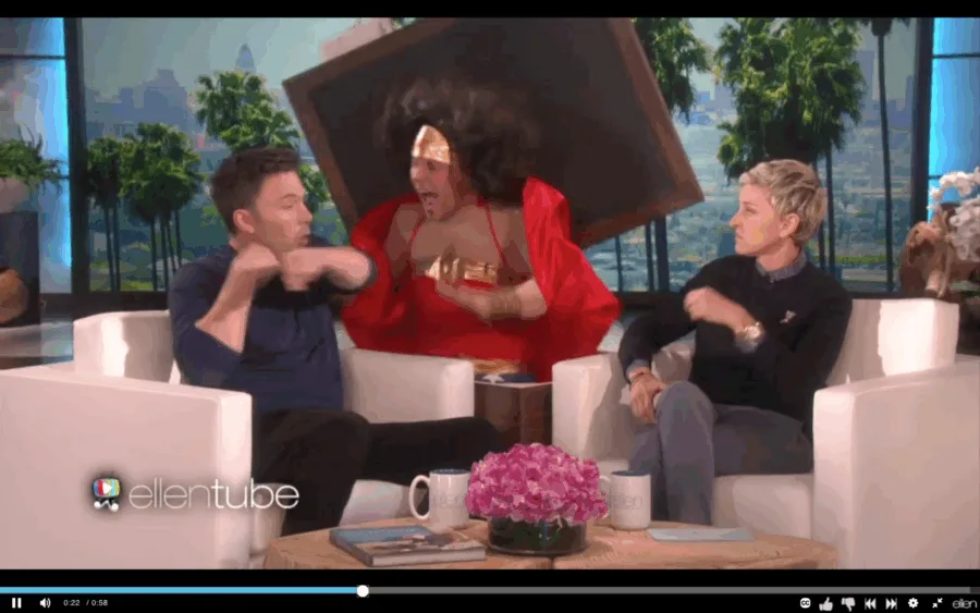 Ο Ben Affleck και η Ellen DeGeneres στο πλατό της εκπομπής της κατά τη διάρκεια φάρσας.