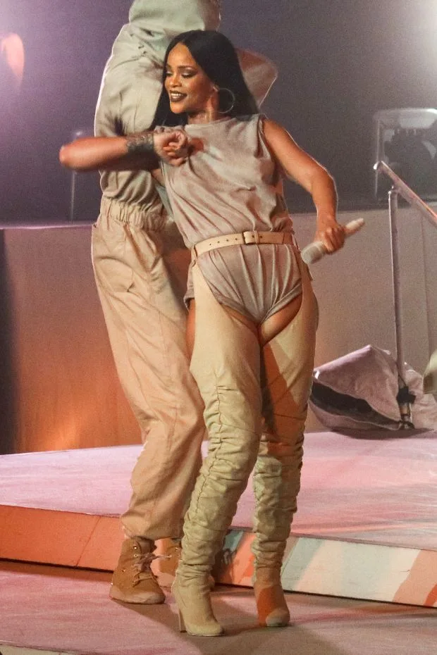 Rihanna shines bright like a Diamond during Anti Tour stop in Seattle!