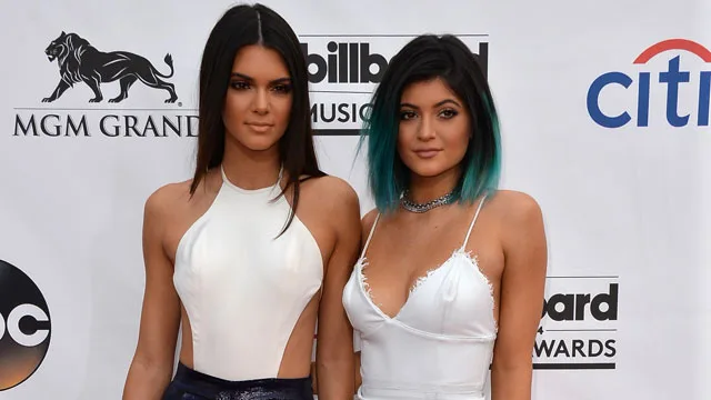 Η Kendall Jenner και η Kylie Jenner σε εκδήλωση των Billboard Music Awards.