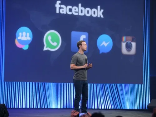 Ο Mark Zuckerberg στη σκηνή συνεδρίου του Facebook.