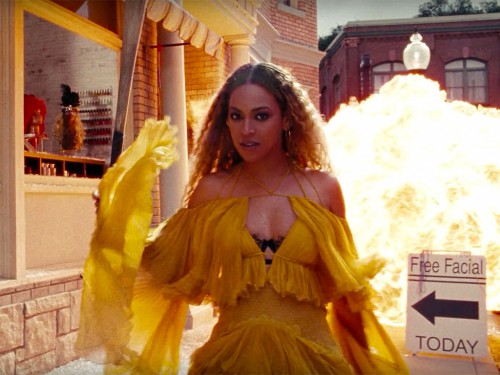 Η Beyoncé κυκλοφόρησε νέο άλμπουμ και για μια ακόμη φορά επέλεξε να το κάνει με ξεχωριστό τρόπο