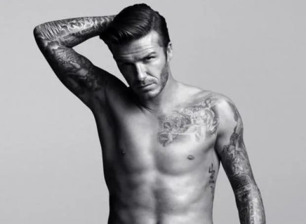 Ασπρόμαυρη φωτογραφία του David Beckham χωρίς μπλούζα, με τατουάζ.