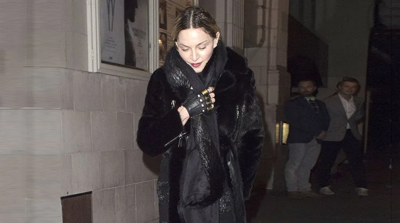 Η Madonna με μαύρο γούνινο παλτό και δερμάτινα γάντια.