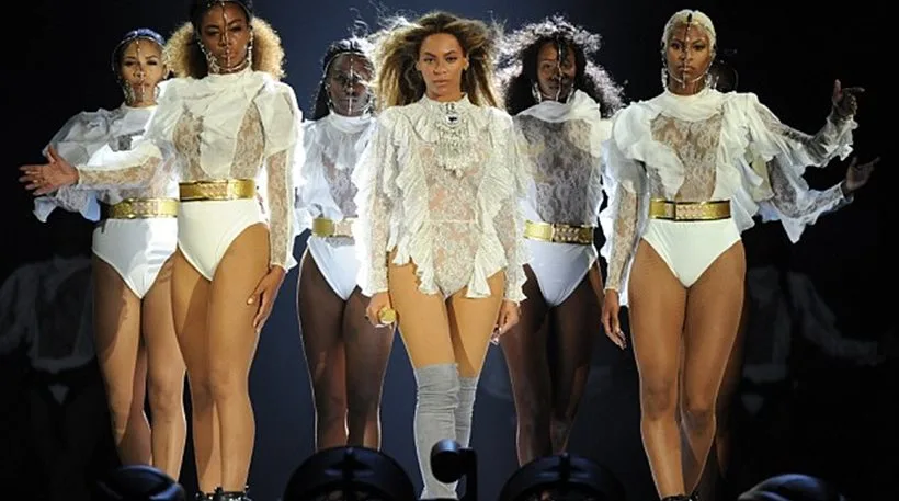 Η Beyonce στη σκηνή με τις χορεύτριές της
