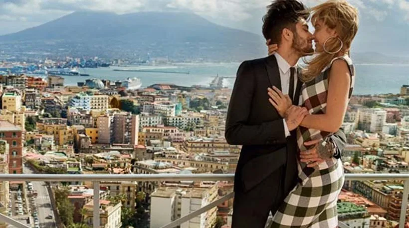 Η Gigi Hadid και ο Zayn Malik αγκαλιασμένοι στη Νάπολη