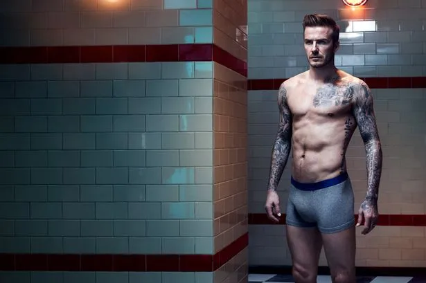 Ο David Beckham ποζάρει ημίγυμνος με εσώρουχα σε δωμάτιο με πλακάκια.