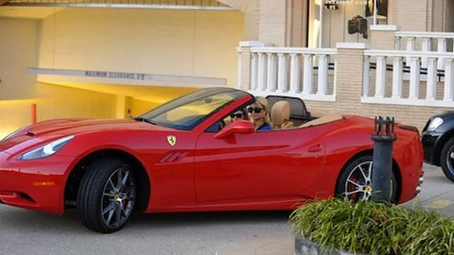 Paris-Hilton-Ferrari-640