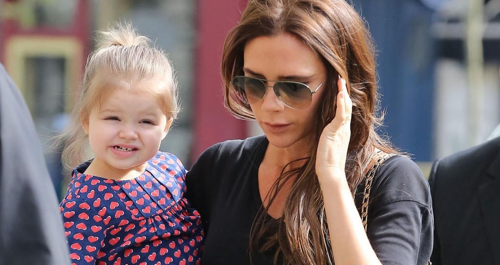 Victoria-Beckham-took-her-daughter-Harper-shopping-Paris
